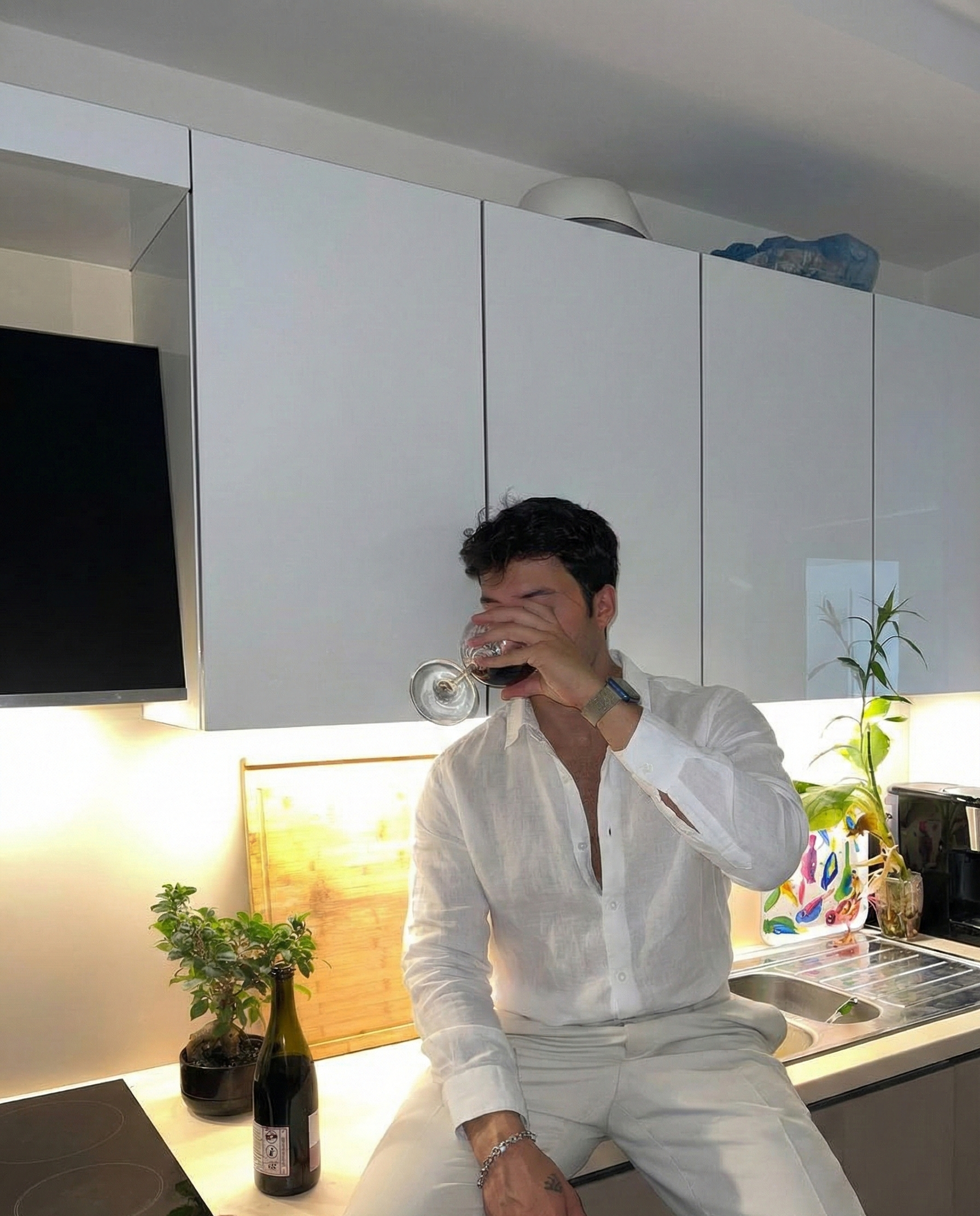 Coastal Elegance: The Signature White Linen